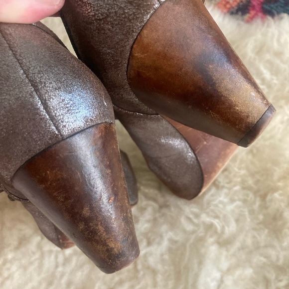 Frye Lisa T-strap Heels distressed silver/brown 8.5 - Picture 5 of 8